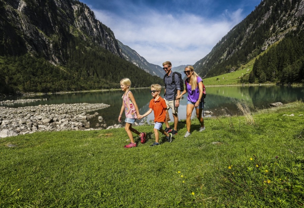 Familienwanderung im Zillergrund © TVB Mayrhofen, Dominic Ebenbichler
