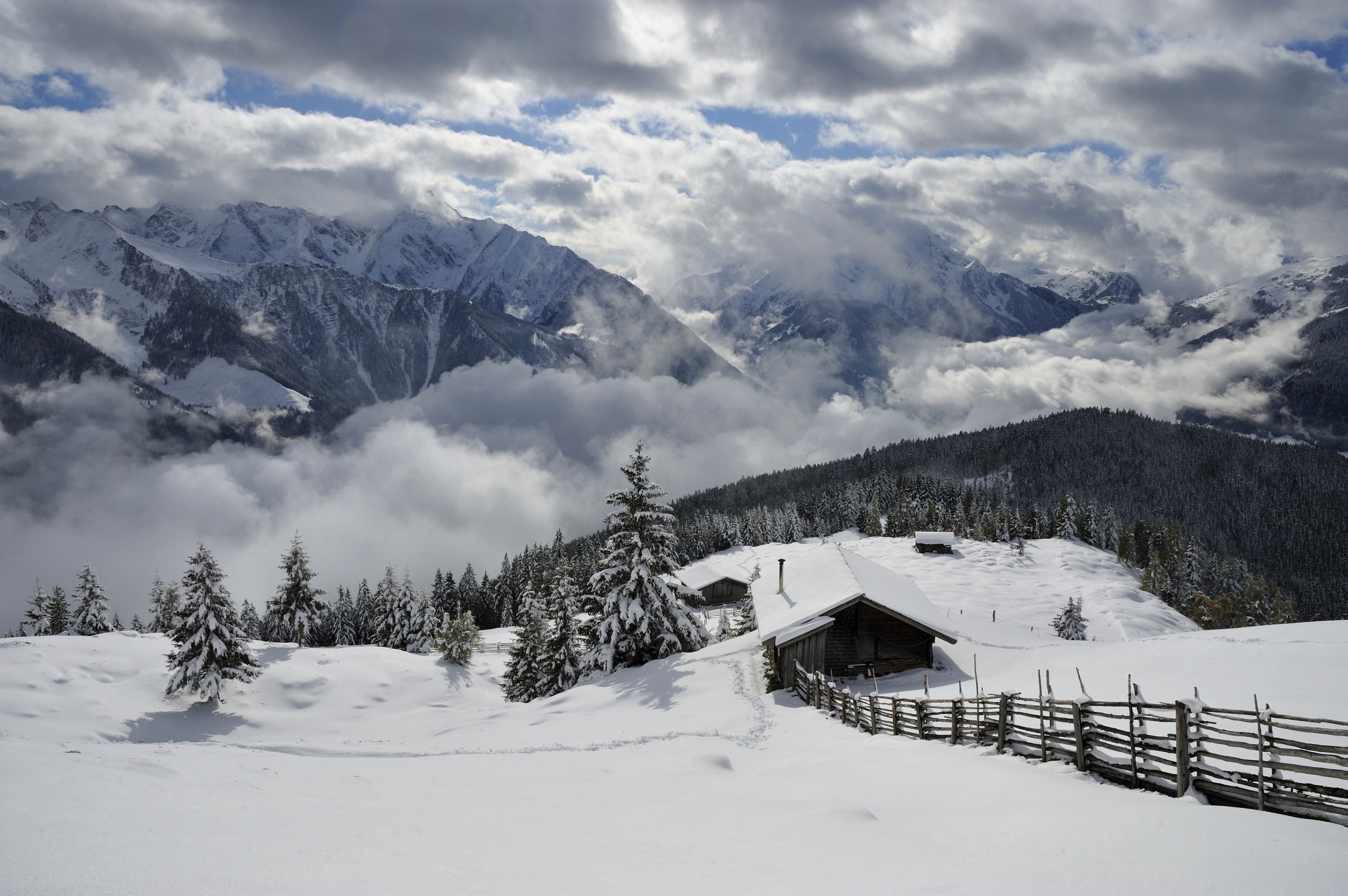 Winterzauber in den Wolken über dem Zillertal